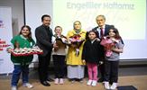 Türkiye’nin dört bir yanında alan el ile veren eli buluşturan Tuzla Belediyesi Gönül Elleri Çarşısı, Aydıntepe İşitme Engelliler Okulu’na uygulama evi açtı. 