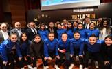 Tuzla Kaymakamlığı, Tuzla Belediyesi ve Tuzla İlçe Milli Eğitim Müdürlüğü işbirliğinde Tuzla’da okuyan ve kültür, sanat, eğitim ve spor branşlarında başarılı olan öğrencilere altın hediye edildi. 