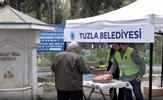 Tuzla Belediyesi, Ramazan Bayramı’nda mezarlıkları ziyaret eden vatandaşları unutmadı. Tuzla’daki tüm mezarlıklarda sevdiklerini ziyarete gelen vatandaşlara çeşitli ikramlarda bulunuldu. 