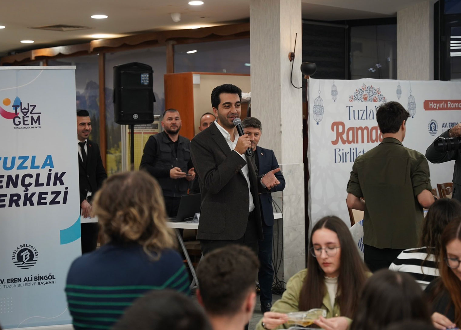 Tuzla Belediye Başkanı Eren Ali Bingöl, gençlerle iftar sofrasında buluştu