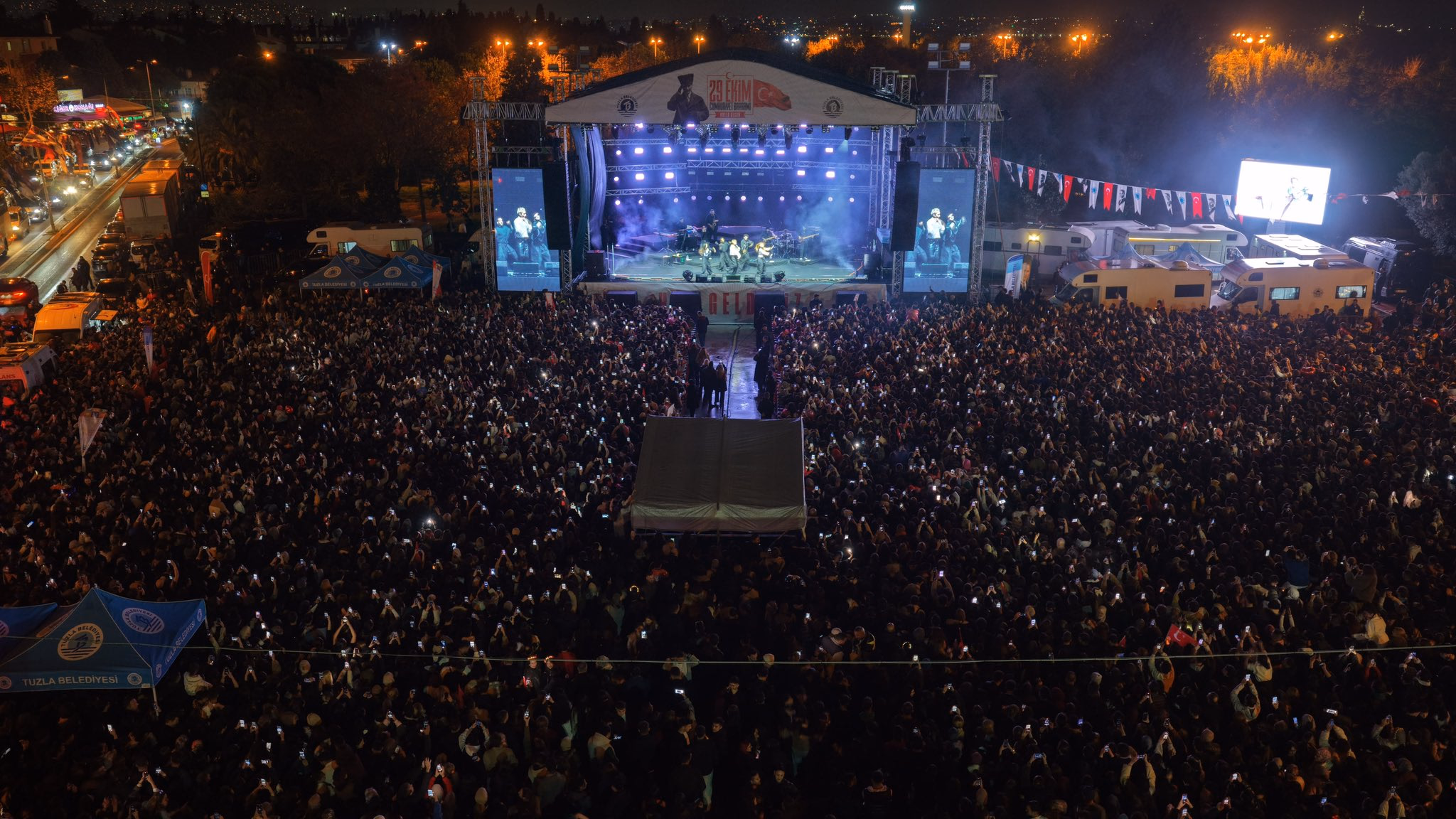 Tuzla’da Cumhuriyet’in 103. yılı Edis konseriyle kutlandı    - Görsel 1