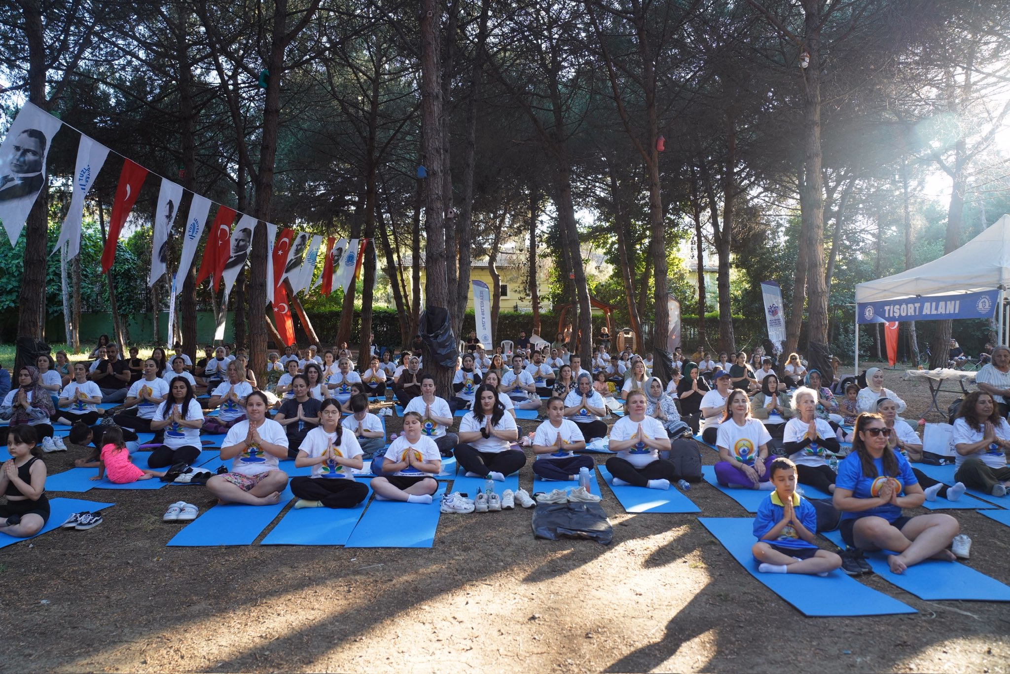 Tuzla’da Dünya Yoga Günü’ne yoğun ilgi: Onlarca kişi mat üzerinde buluştu