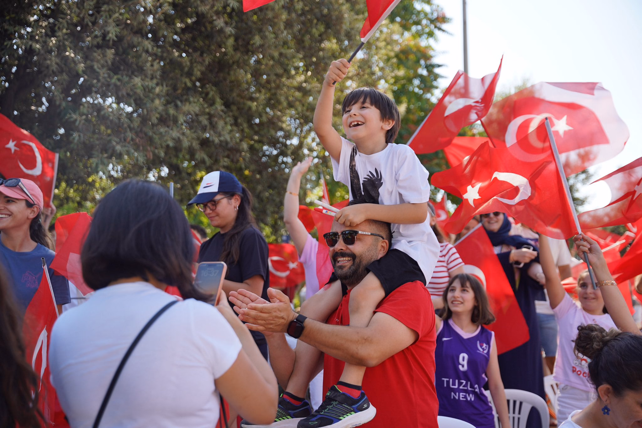 Tuzla'da dev ekranda şampiyonluk sevinci   