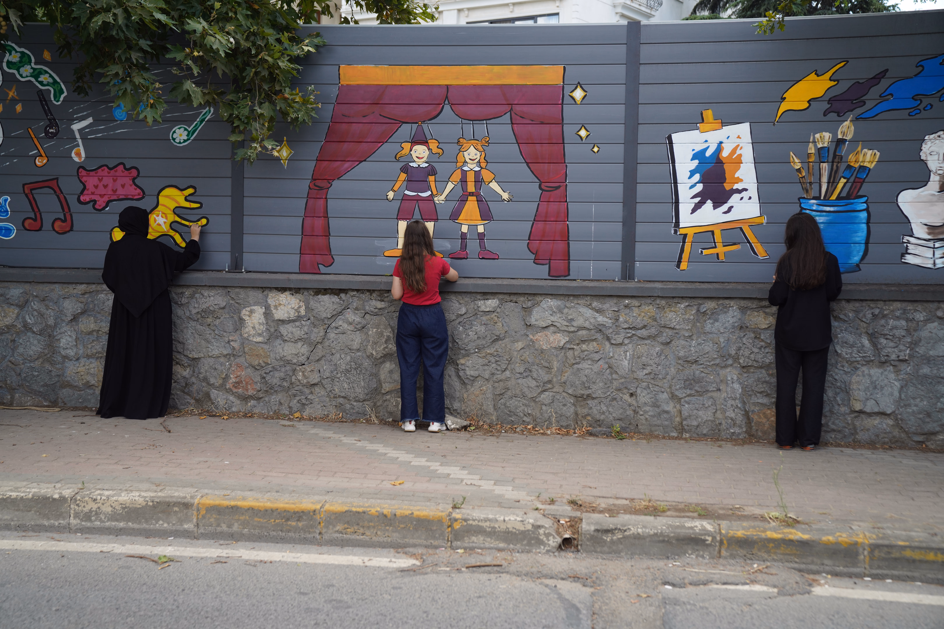 Gençler sanatla buluştukları mekânın dış duvarlarını renklendirdi - Görsel 1