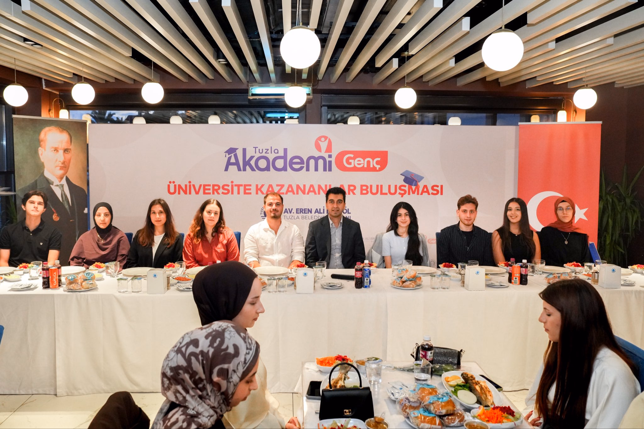 Başkan Bingöl üniversiteyi kazanan gençlerle bir araya geldi - Görsel 2