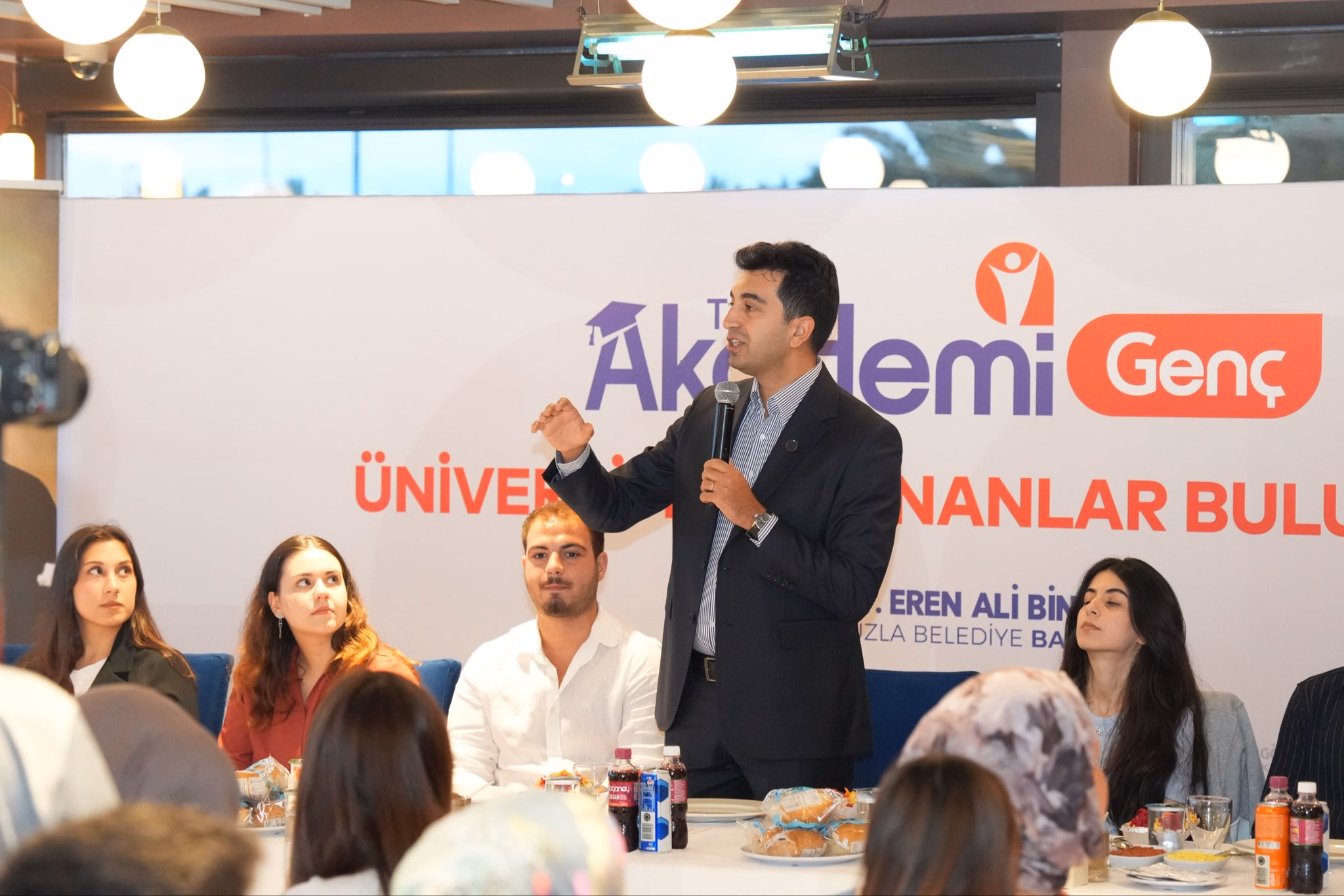 Başkan Bingöl üniversiteyi kazanan gençlerle bir araya geldi - Görsel 3