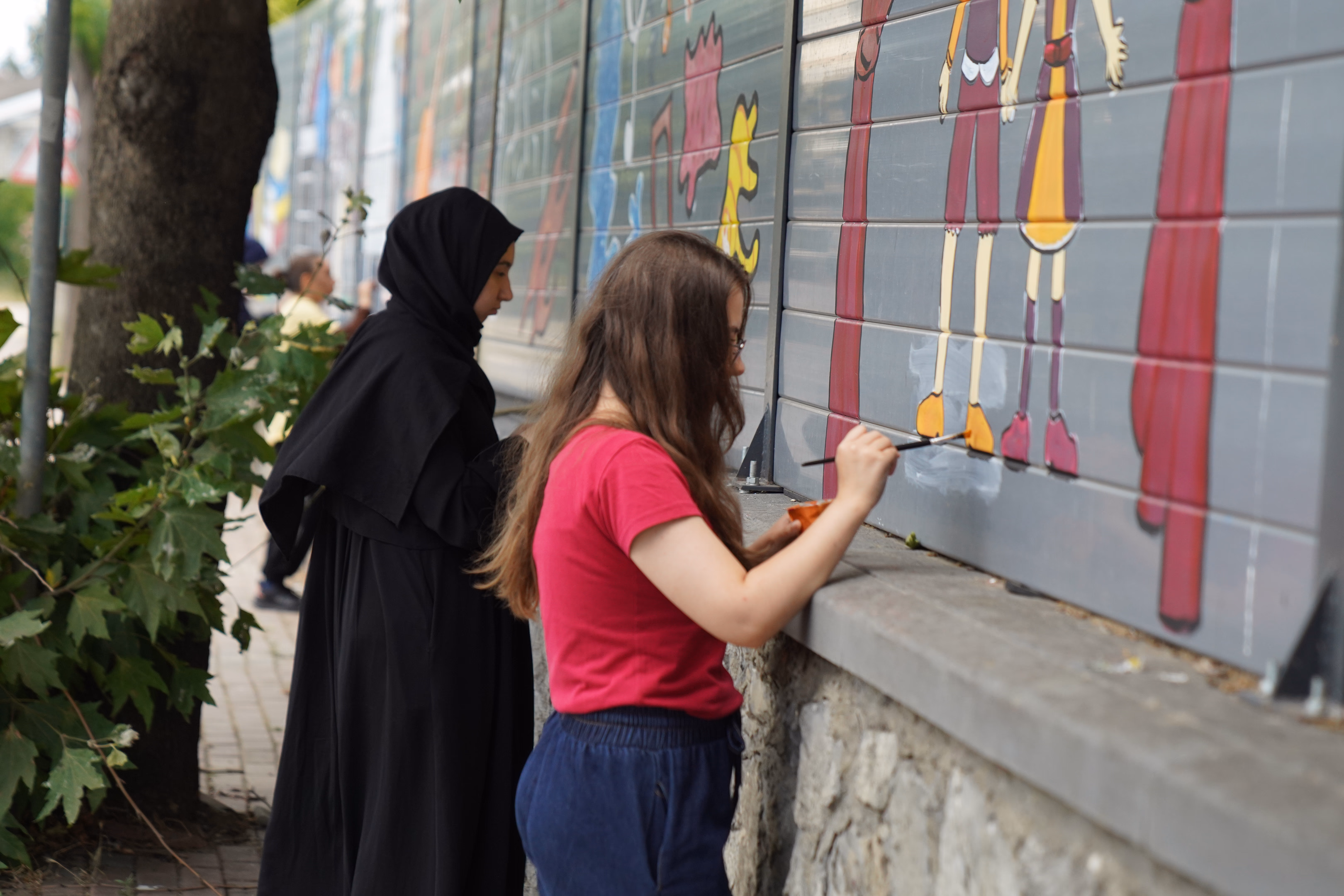 Gençler sanatla buluştukları mekânın dış duvarlarını renklendirdi - Görsel 3