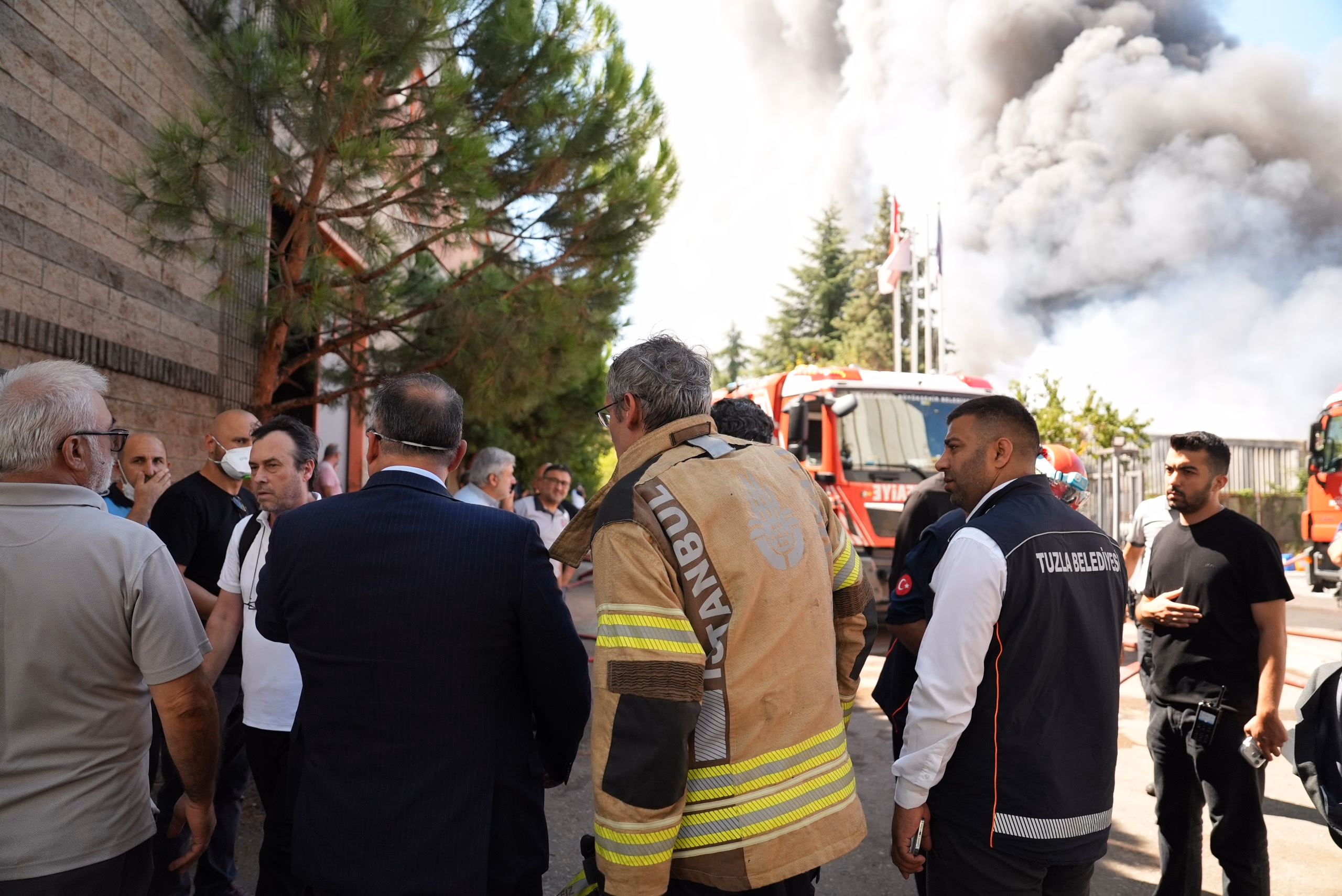 Tuzla'da lojistik depo yangınına belediyeden destek    - Görsel 4