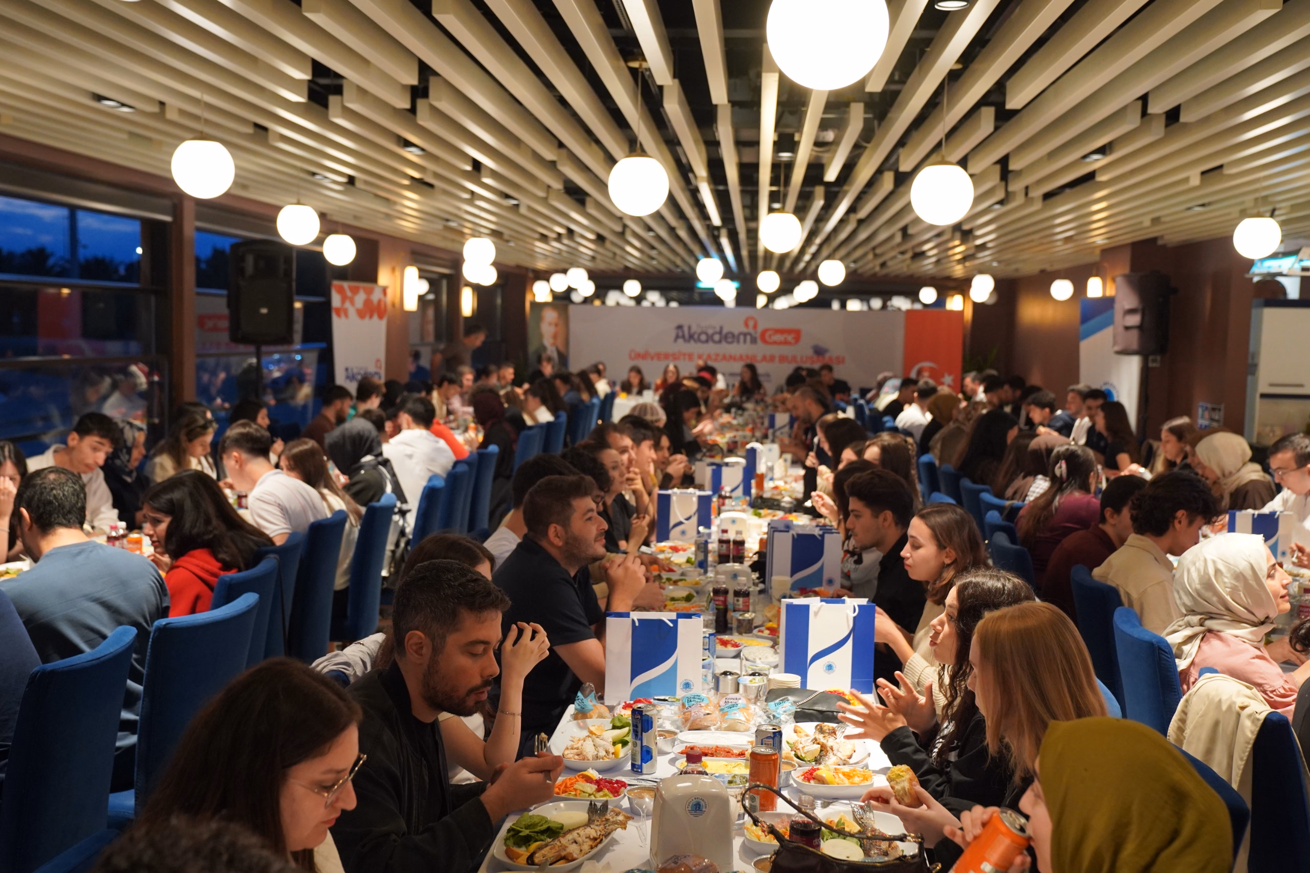 Başkan Bingöl üniversiteyi kazanan gençlerle bir araya geldi - Görsel 4