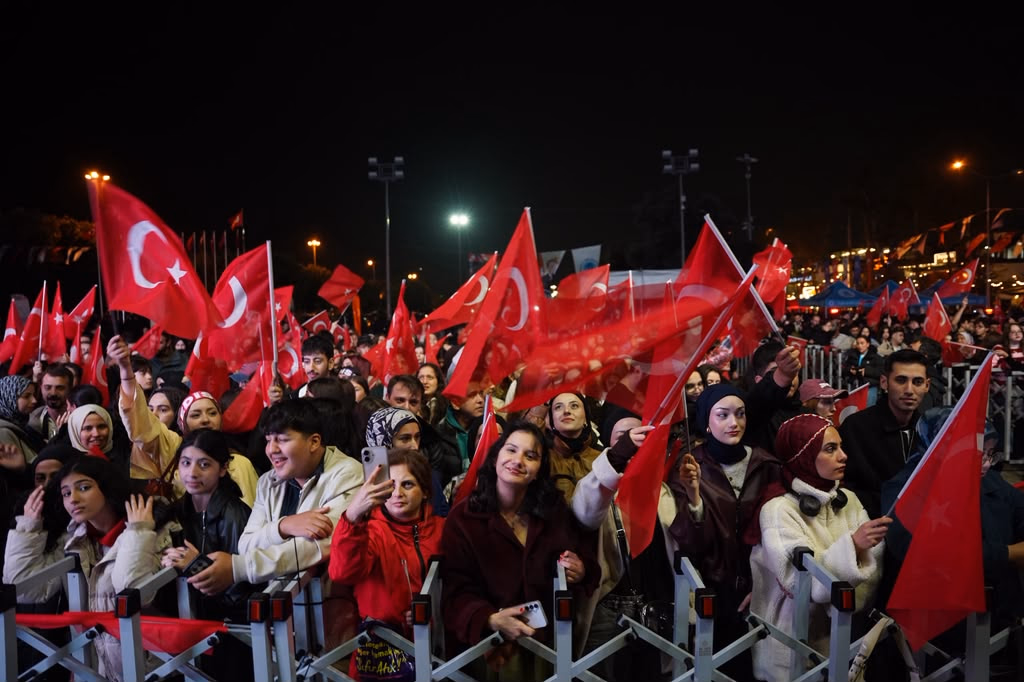 Tuzla’da Cumhuriyet’in 103. yılı Edis konseriyle kutlandı    - Görsel 5