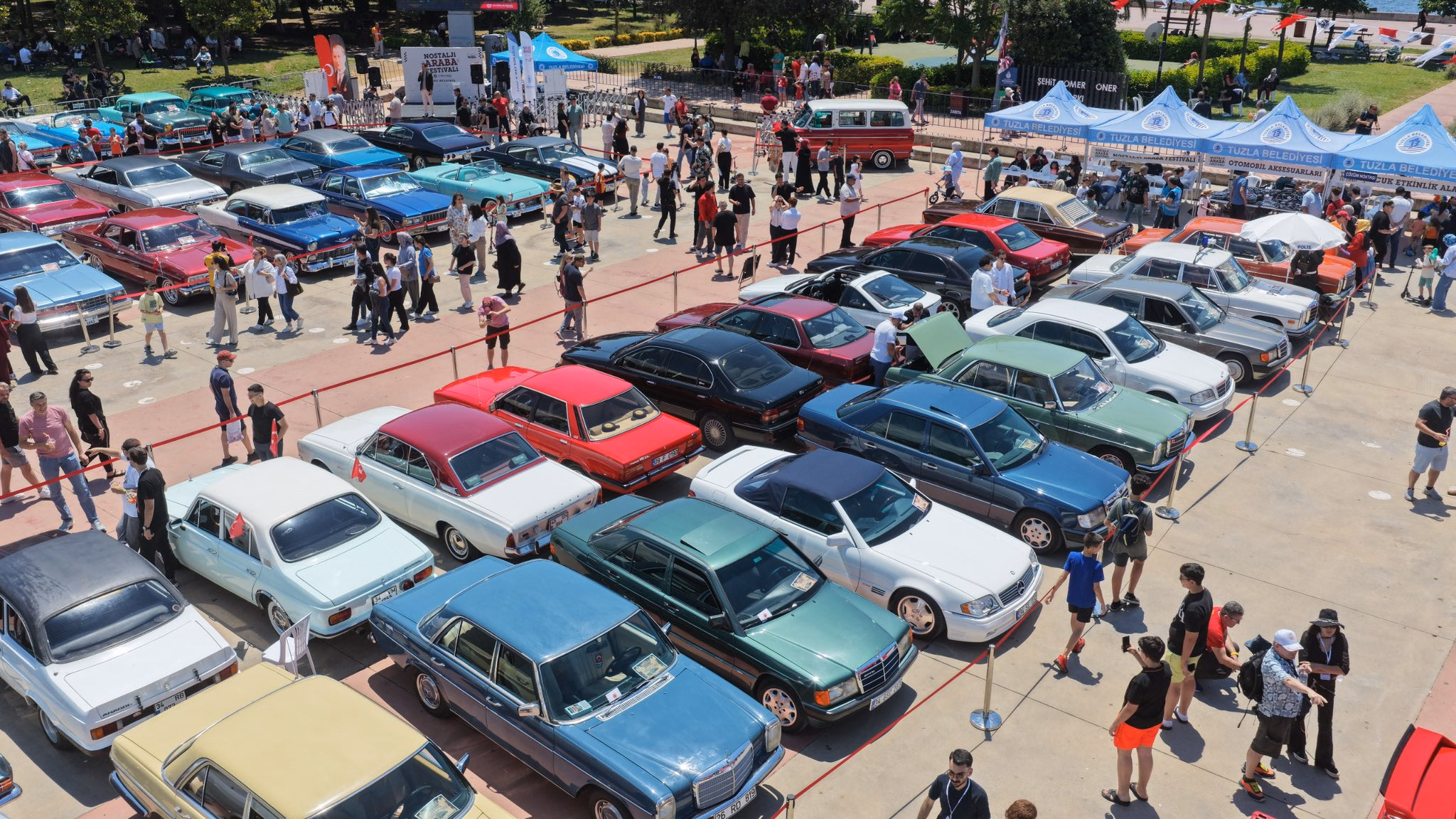 Tuzla’da nostalji rüzgârı: Klasik otomobiller sahilde buluştu