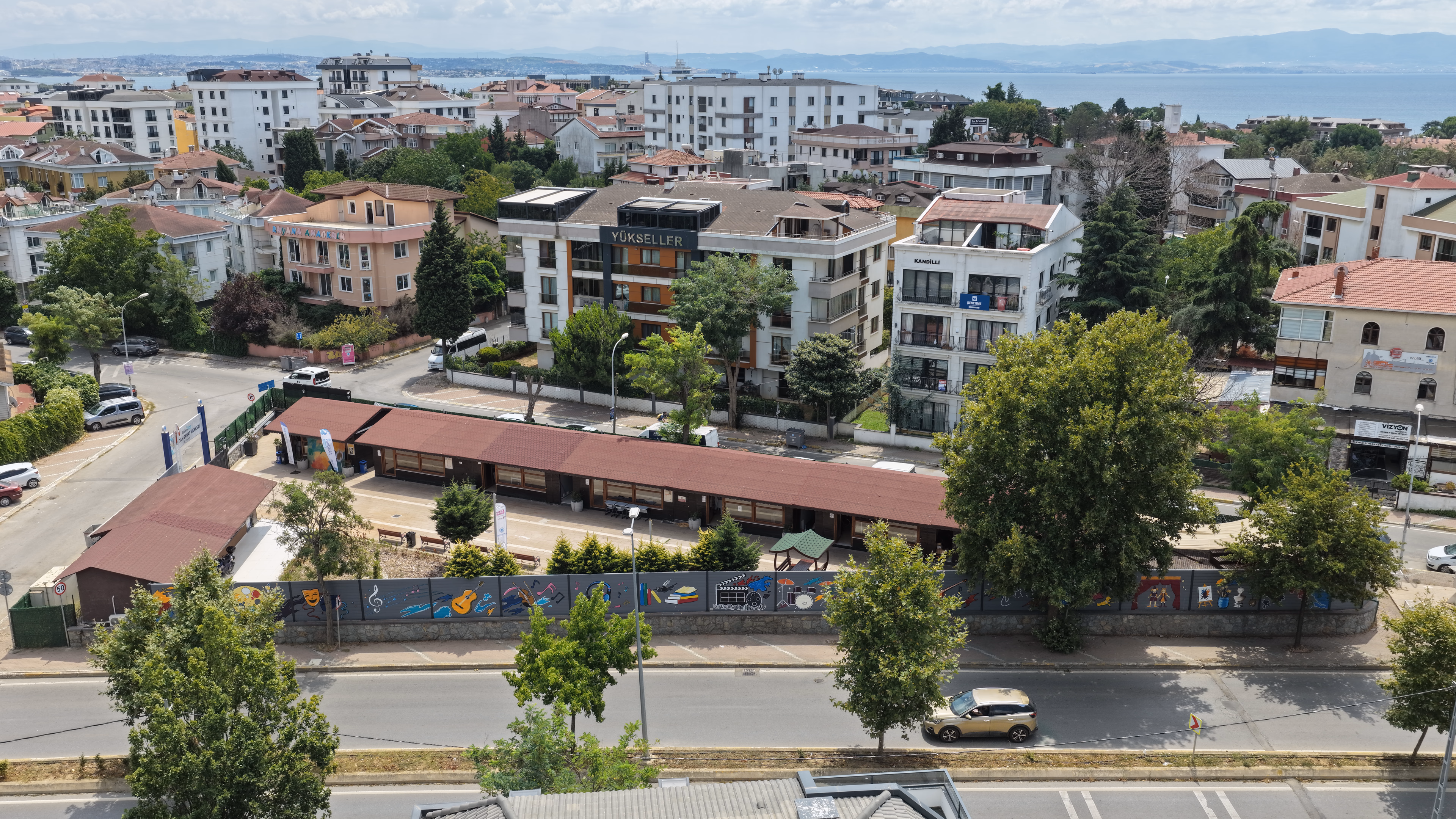 Gençler sanatla buluştukları mekânın dış duvarlarını renklendirdi - Görsel 5