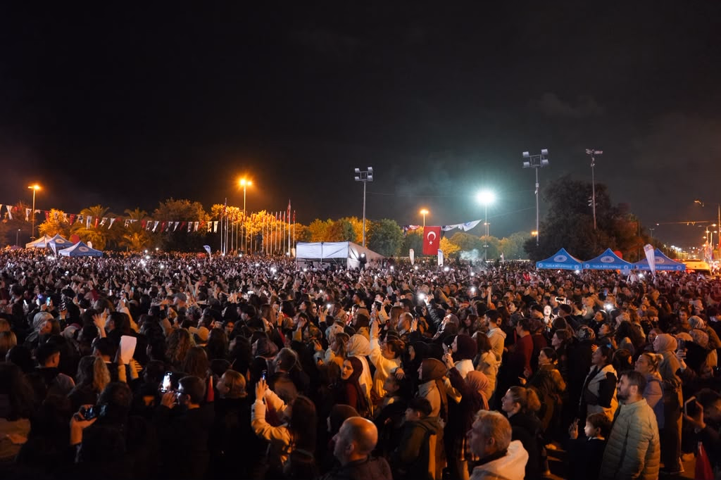 Tuzla’da Cumhuriyet’in 103. yılı Edis konseriyle kutlandı    - Görsel 6