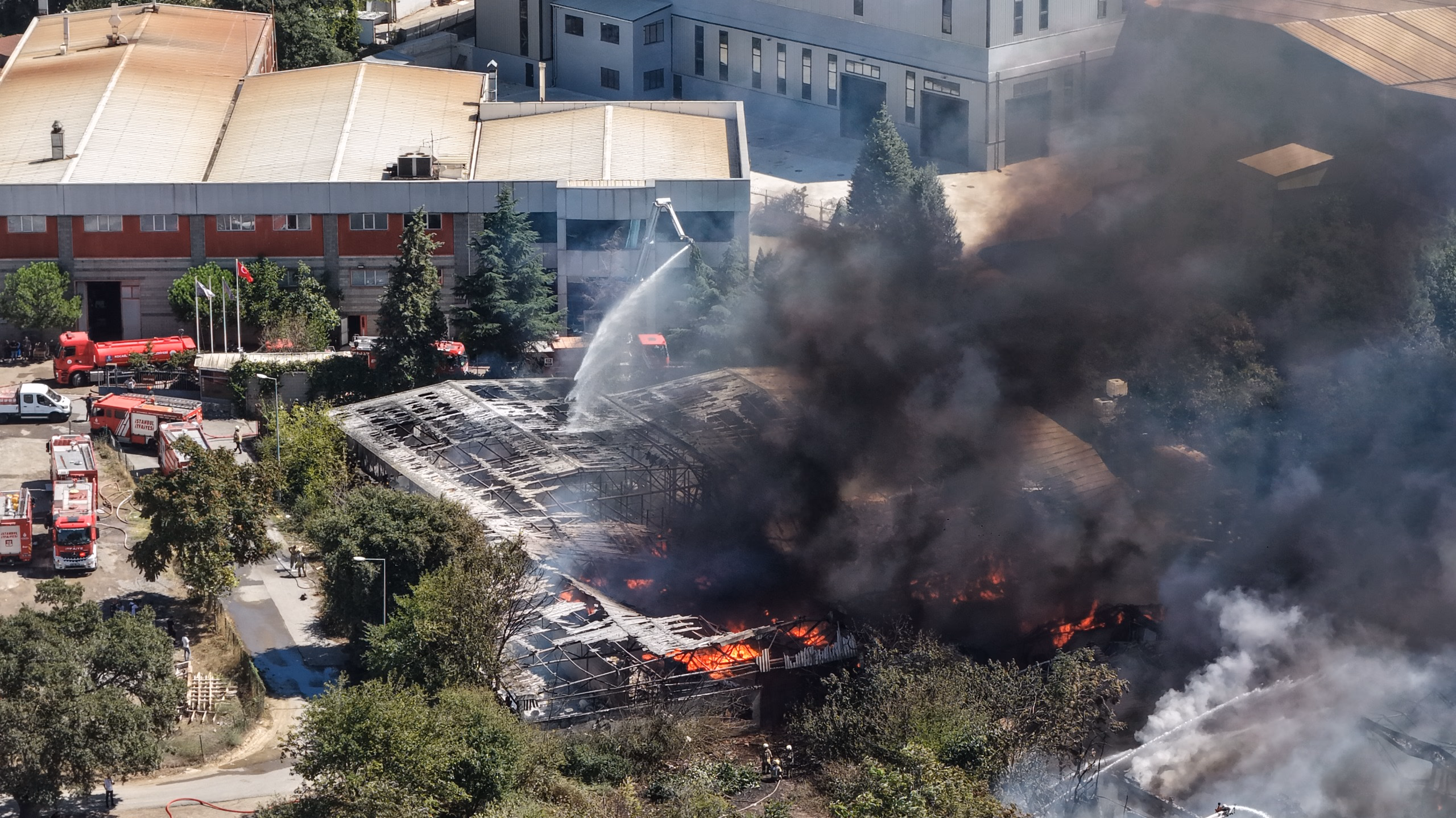 Tuzla'da lojistik depo yangınına belediyeden destek    - Görsel 7