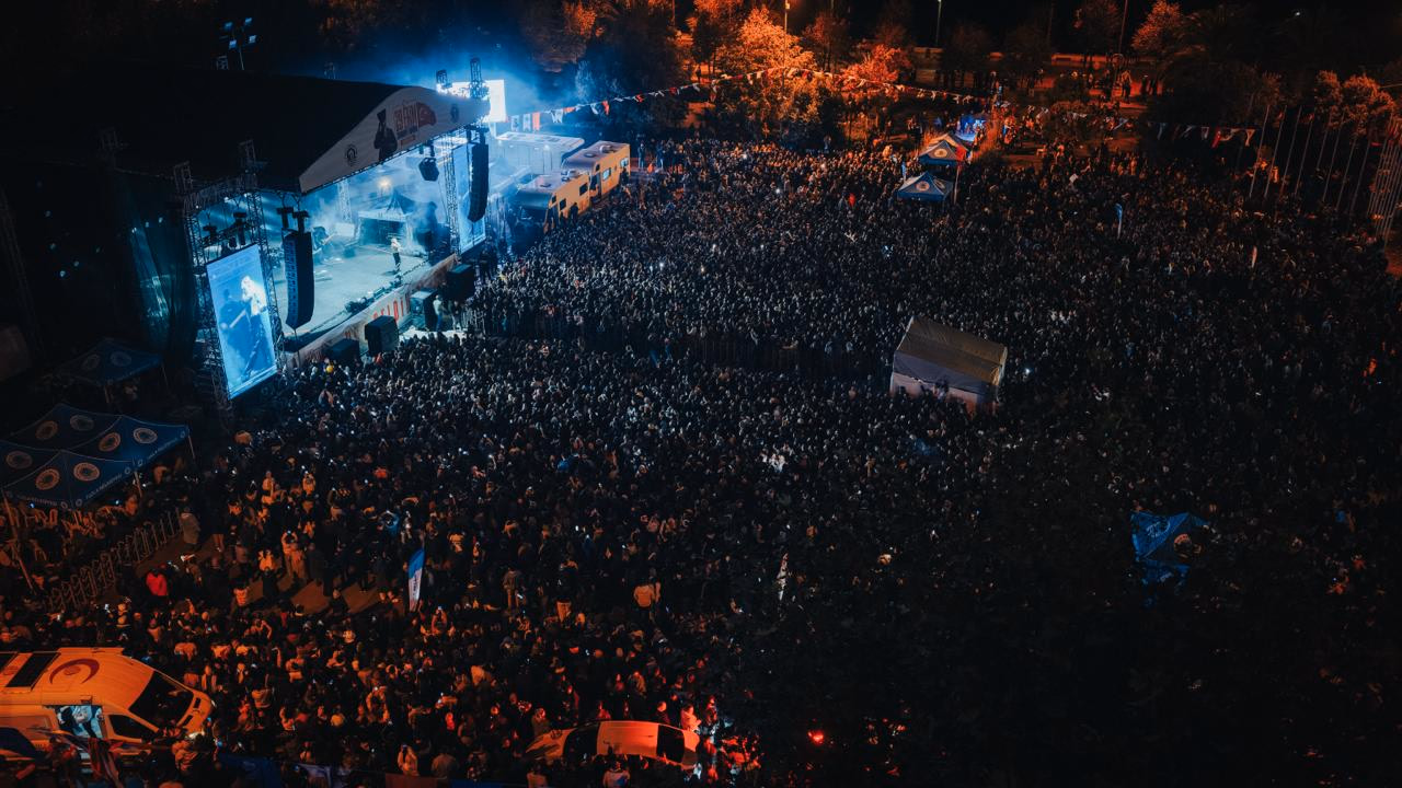 Tuzla’da Cumhuriyet’in 103. yılı Edis konseriyle kutlandı    - Görsel 8