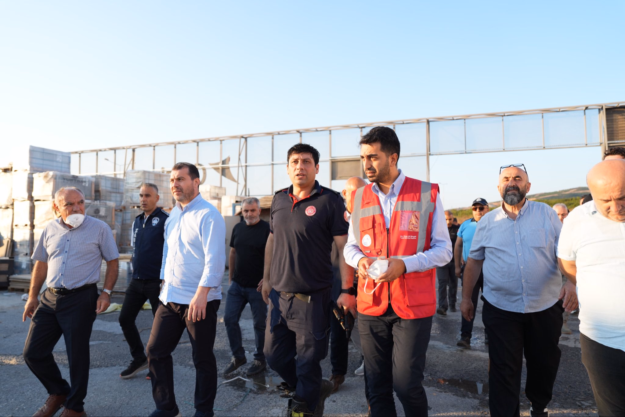 Tuzla'da otluk alanda çıkan yangın tekneleri sardı: Başkan Bingöl bölgede incelemelerde bulundu