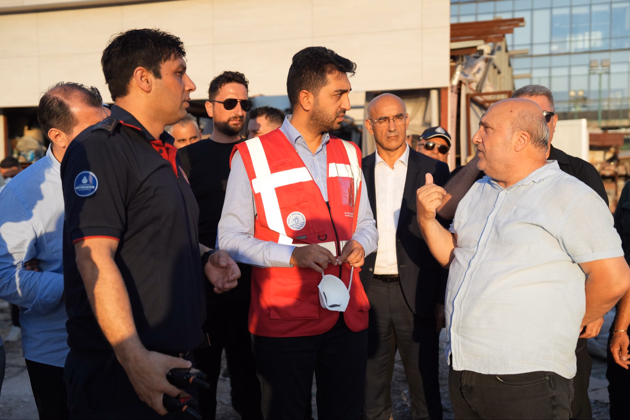 Tuzla'da otluk alanda çıkan yangın tekneleri sardı: Başkan Bingöl bölgede incelemelerde bulundu - Görsel 1
