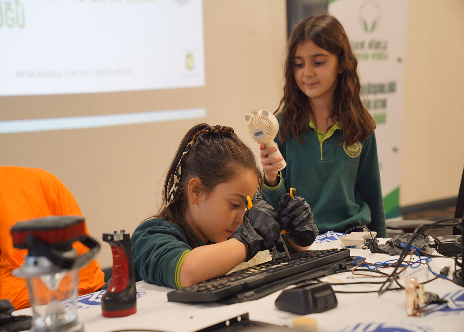 Tuzla’da minik eller elektronik atıkları ayrıştırdı - Görsel 3