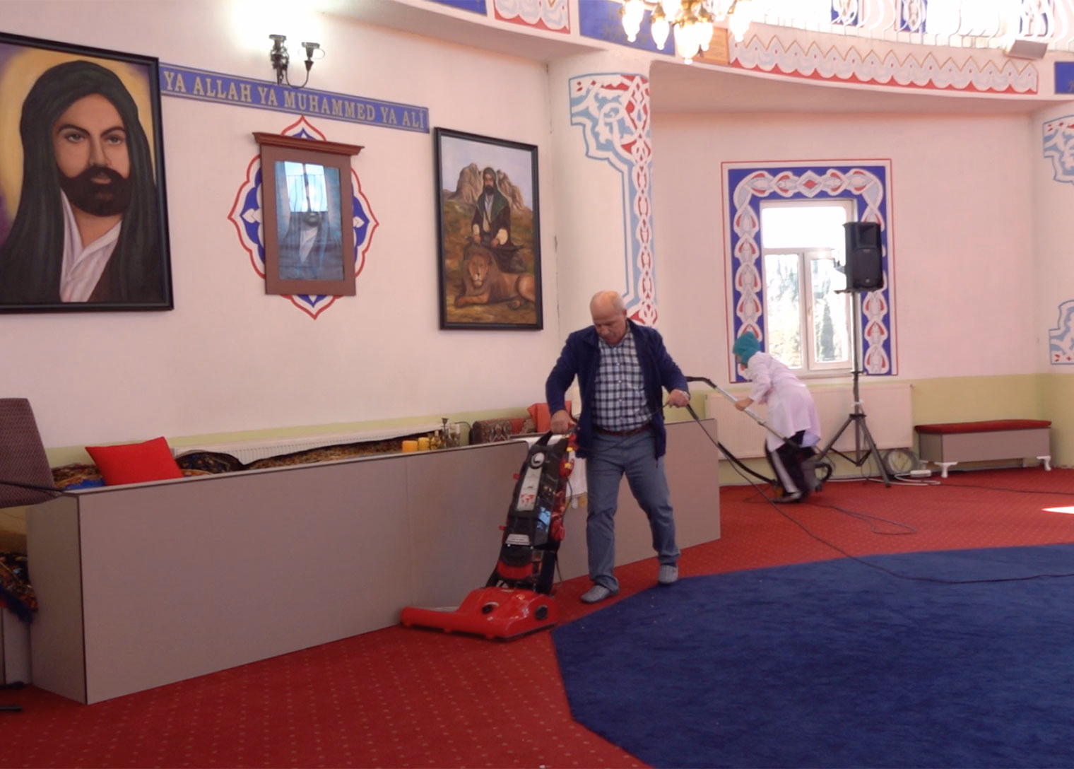 Tuzla Belediyesi, İbadethaneleri Çok Fonksiyonlu Araçlarla Temizliyor