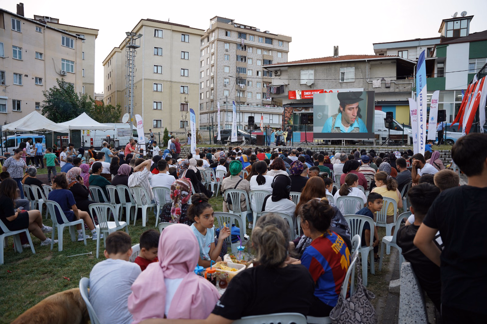 Türk sinemasının unutulmaz isimlerinden Kemal Sunal, Tuzla’da anıldı - Fotoğraf 4