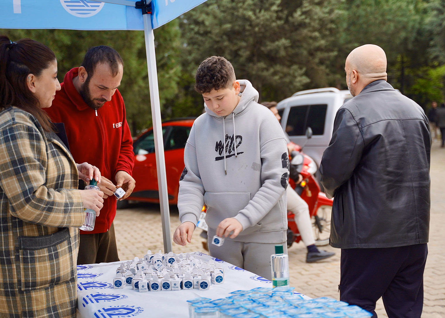 Tuzla Belediyesi’nden mezarlık ziyaretlerinde anlamlı ikram - Görsel 2