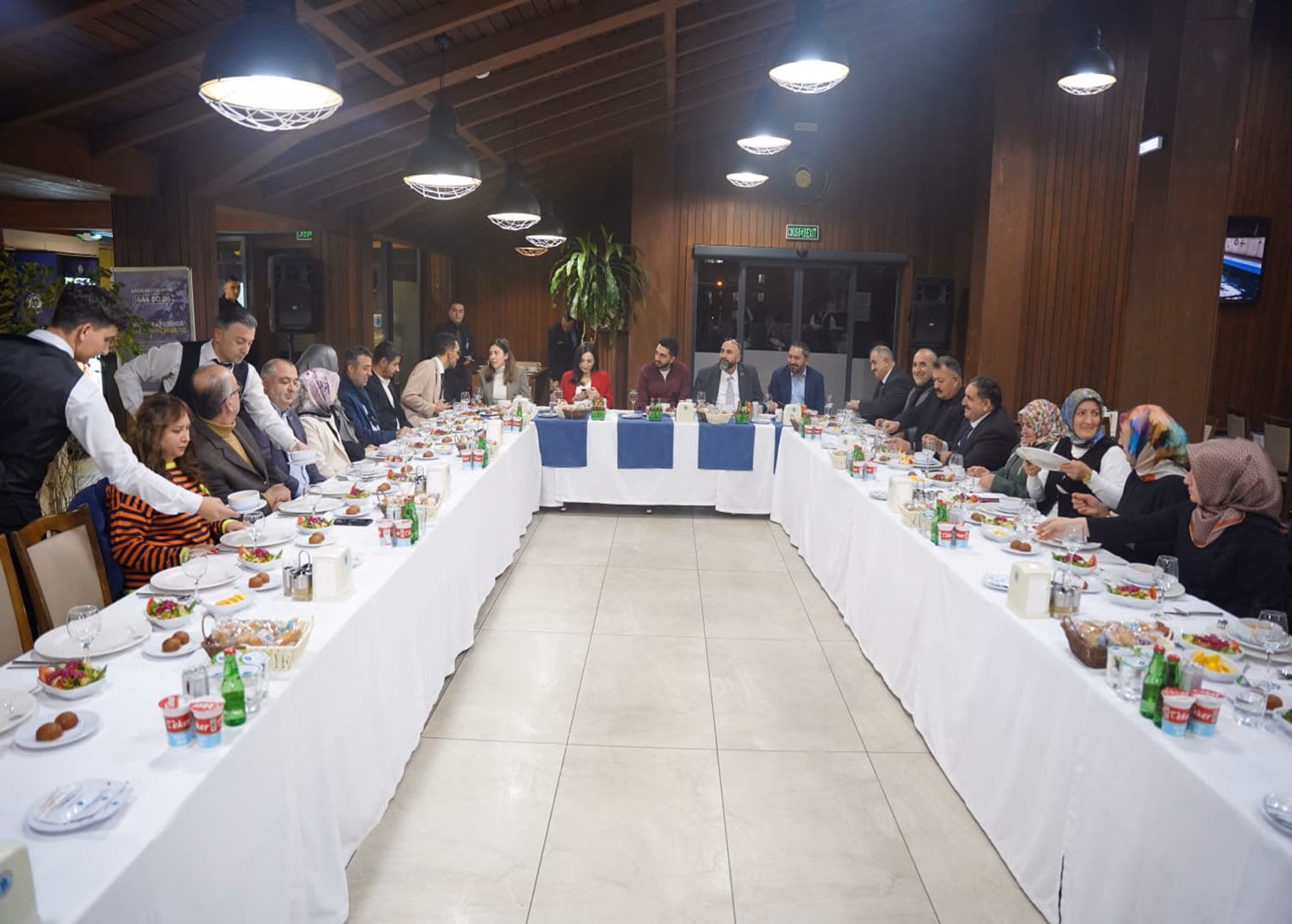 Başkan Bingöl, muhtarlar ve aileleriyle yıl sonu yemeğinde buluştu