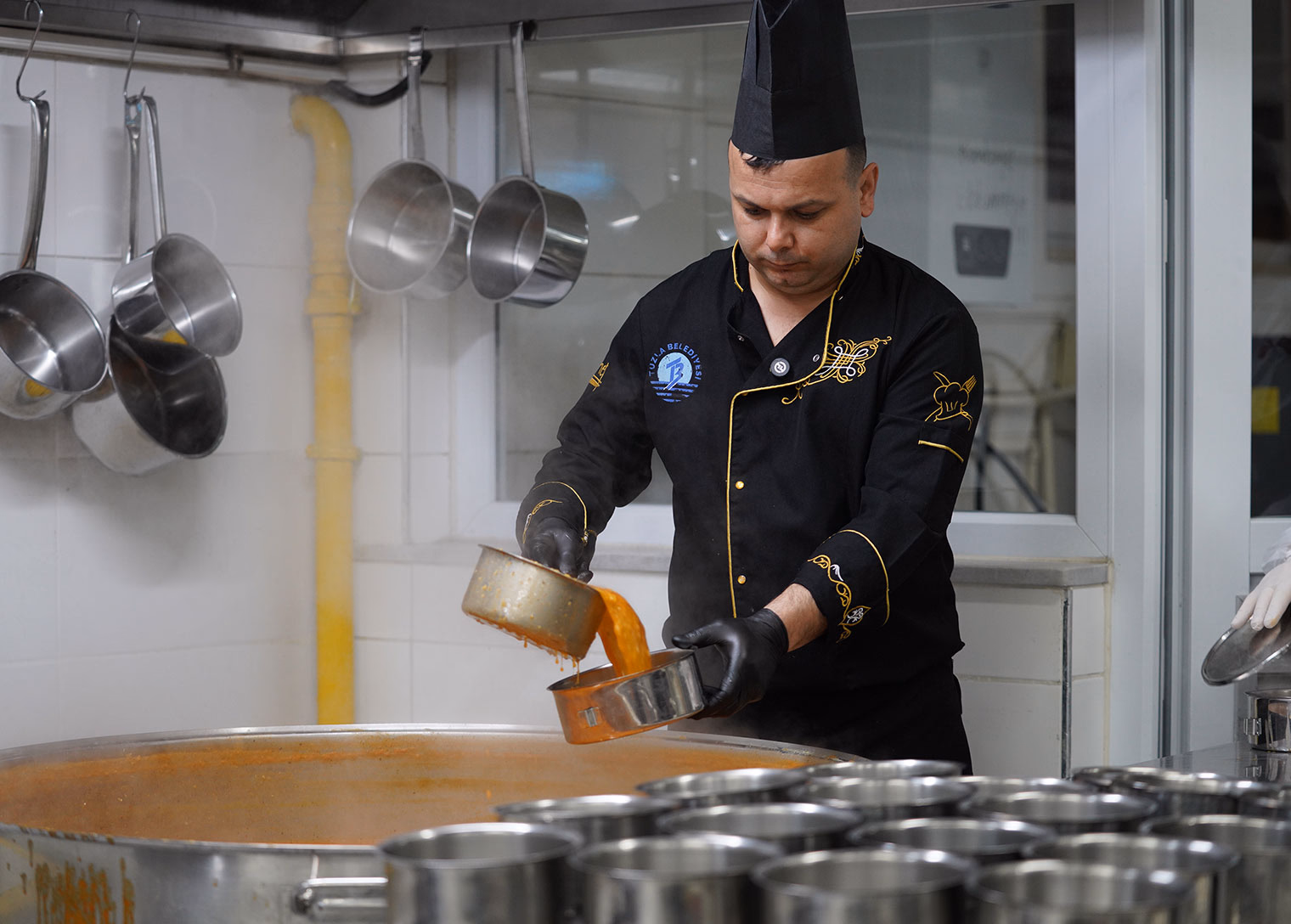 Tuzla Belediyesi’nden her gün 2 bin kişiye sıcak yemek desteği - Görsel 3